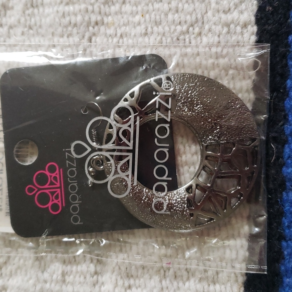 Paparazzi Silver-tone dangle Basket earrings. (BIN 008)